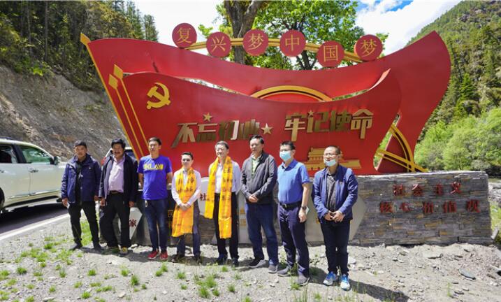 尊龙凯时集团党委书记、董事长任丁率队赴麻格同村推进对口帮扶工作