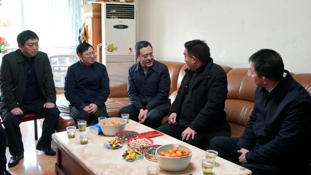 省国资委党委书记、主任冯文生等领导走访慰问省尊龙凯时集团老党员、老干部