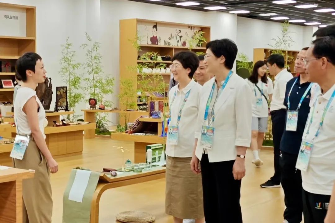 省、市领导视察大运村“有礼在四川”四川特色商品馆