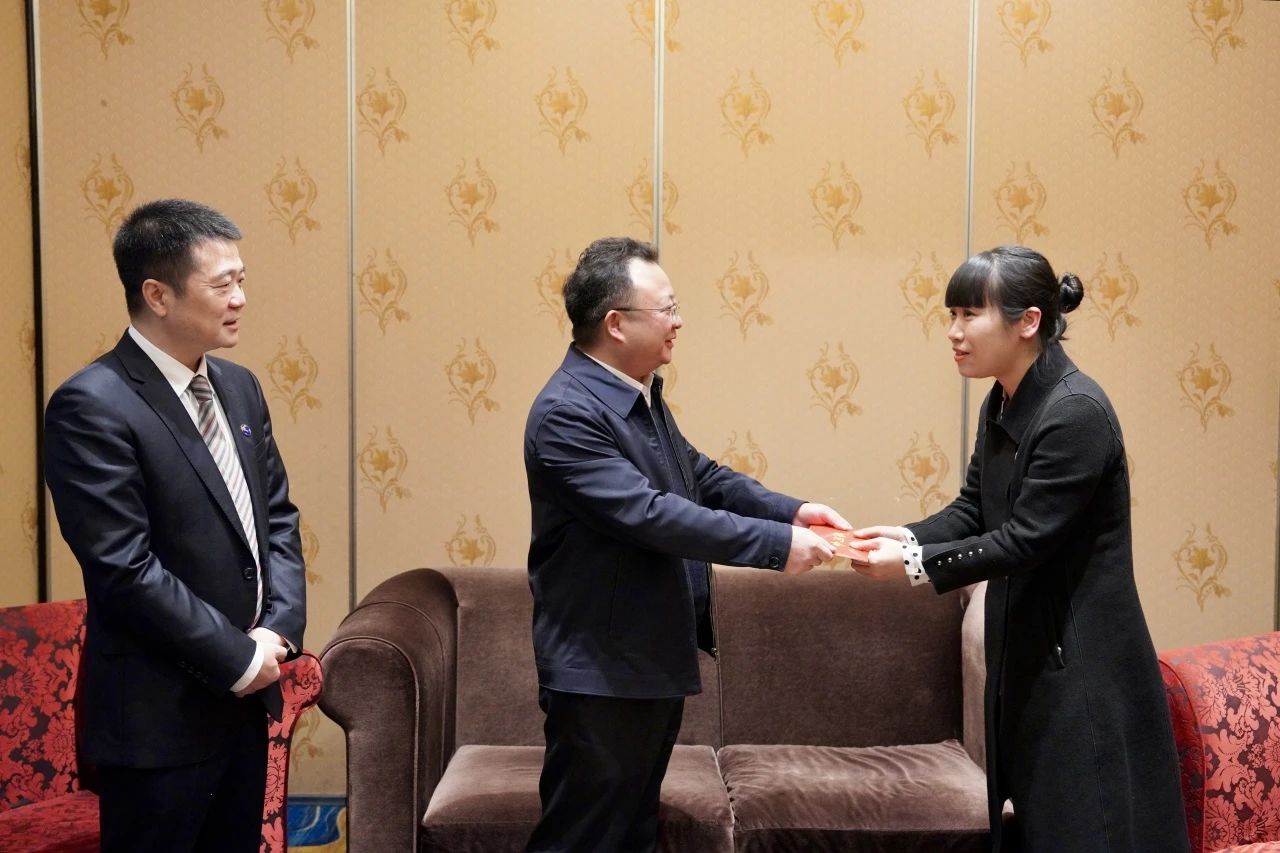 省国资委党委委员、副主任何政一行走访慰问省尊龙凯时集团生活困难党员